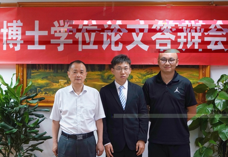一群男人和女人站在标志前描述已自動生成